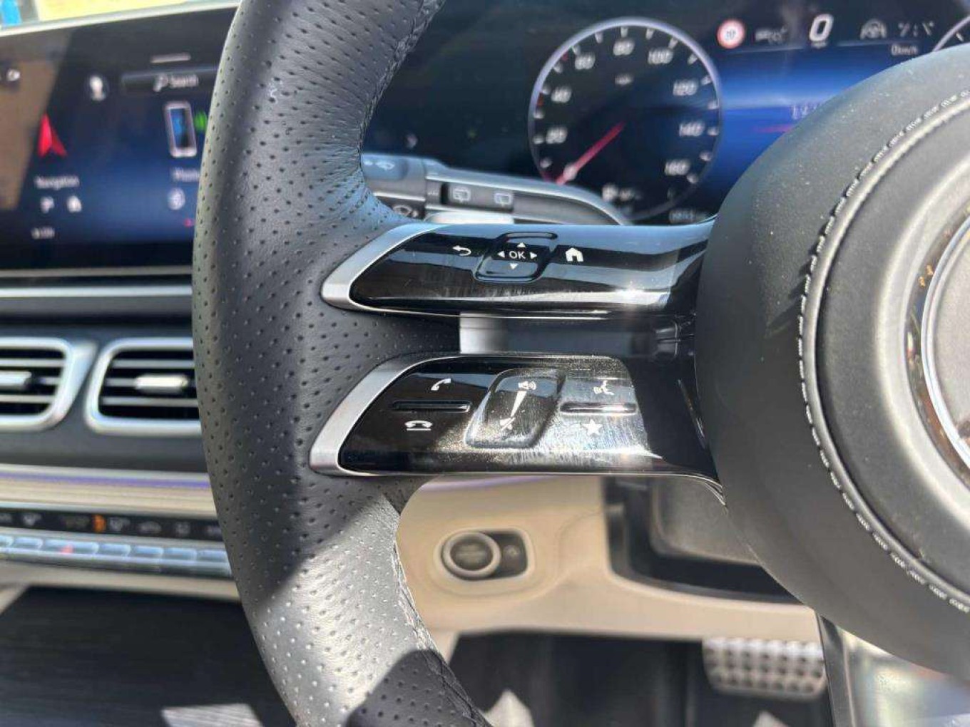 2025 Mercedes-Benz GLS thumbnail 16