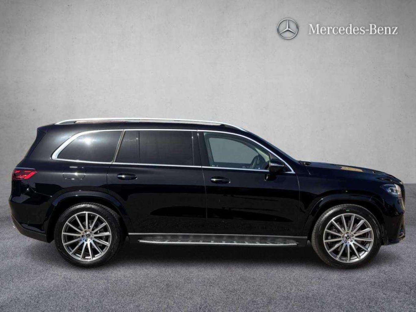 2025 Mercedes-Benz GLS thumbnail 4